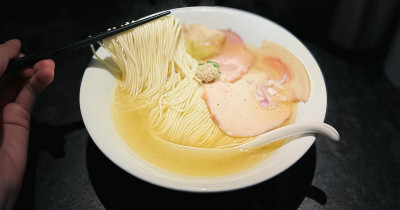 西門町美食推薦！雞吉君拉麵 排隊拉麵店這邊免排，菜單雞白湯超濃、獄激辛辣粉必加。