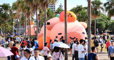 2025臺南安平景點「卡比胖拉」萌翻天！12米巨大水豚現身漁人碼頭，夜間燈光秀與假日市集全攻略。