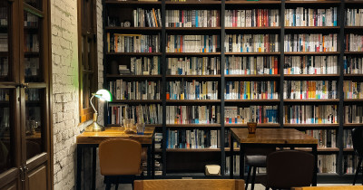 中山站不限時咖啡廳！浮光書店 復古老宅氛圍、營業到晚上10點，赤峰街獨立書店推薦。