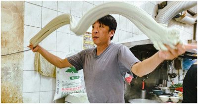 高雄拉麵推薦！姚家蘭州拉麵隱身新興區巷弄，30年真功夫手工現拉麵必吃雪菜辣雞麵。