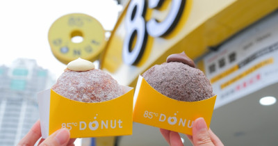 板橋10元甜甜圈！85℃生甜甜圈插旗板橋府中，焦糖海鹽爆餡甜甜圈板橋人搶吃。