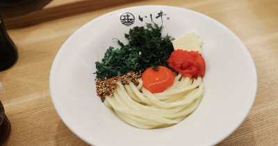 福岡必吃美食！麵屋いしヰ 博多車站排隊名店，免排隊靠這招、明太子烏龍麵必吃。