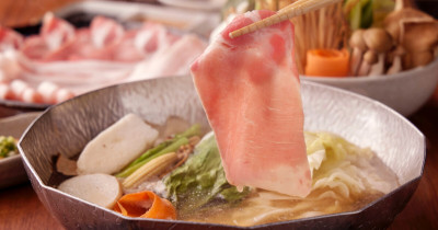 黑毛屋高雄首店開了！380元挑戰高雄火鍋排行，送肉盤 再推嚕嚕米小物。