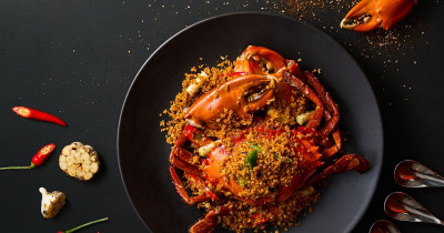 W飯店紫艷秋蟹開吃！清蒸大閘蟹、酒香米粉湯與蟹肉煎包，老饕必吃推薦。