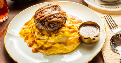 7盎司比硬幣厚！波麗路「牛霸王漢堡排蛋包飯」挑戰台北最強，融合昭和洋食精髓與老店堅持。