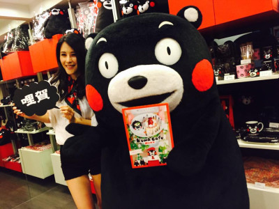 開幕體操秀超萌！KUMA Café 熊本熊主題咖啡來了，周邊商品商機大！