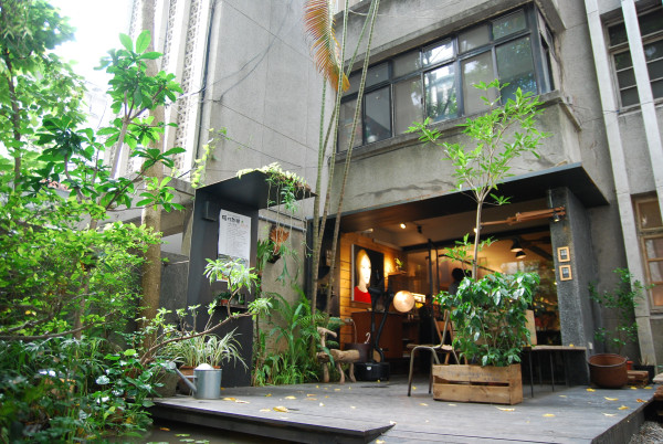 日光大道健康廚坊‧伊聖詩私房書櫃