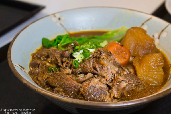 高雄鳳山︱悅食堂　一吃難忘！只有週五晚上才能吃到的超級濃郁紅燒牛肉麵、香辣川味牛肉麵也好愛啊！！　