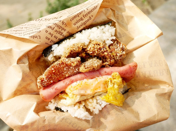 主打巨無霸沖繩飯糰的超隱密早午餐，沒有任何招牌又隱身在住宅區內，沒注意只會以為是住戶而直接錯過