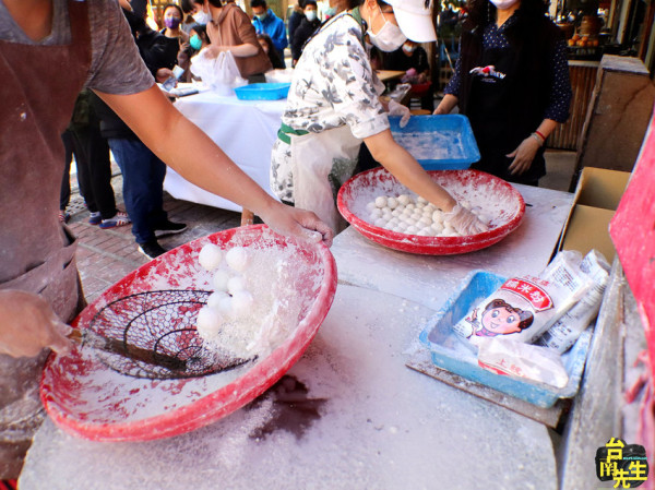 台南手工元宵／全台南唯一現滾現賣／元宵節限定每年只賣5天／限量供應每人每次限購3盒／還沒營業就大排長龍／連台南人都甘願排隊