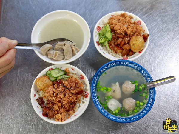 台南米糕／沒有店名飄香40多年／連google地圖都找不到／每日限量晚來吃不到／生意好到連平日都客滿／在地老饕口袋名單沒有觀光客／價格超佛心吃飽100元有找