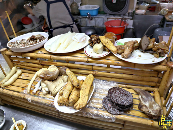 台南香腸熟肉／隱身傳統市場飄香60多年／限量供應晚來吃不到／傳統古早味在地人的早午餐／料多實在佛心價