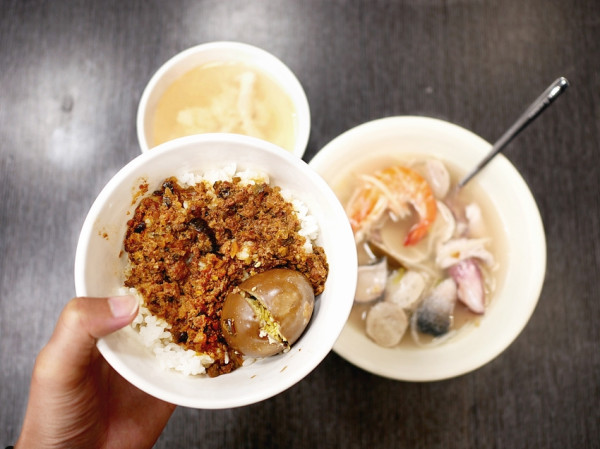 這間海鮮粥店內人氣最高的竟然是瓜仔肉飯，搭配上滷到鹹香入味的茶香蛋和魚湯只要100塊，CP值超高!