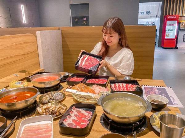 必吃金門牛三寶！金門最美火鍋店10種湯底必點酸白菜、棉被和牛M7任你吃