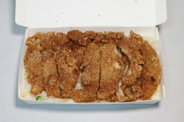 台南小吃／60多年老店／排骨蛋炒飯必點／用餐時段必客滿／老饕私藏口袋名單／菜色種類多達上百種／料多實在經濟實惠小資族最愛