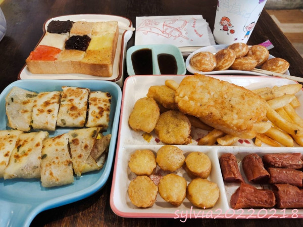 三重站，早點名早餐坊，九宮格厚片$40