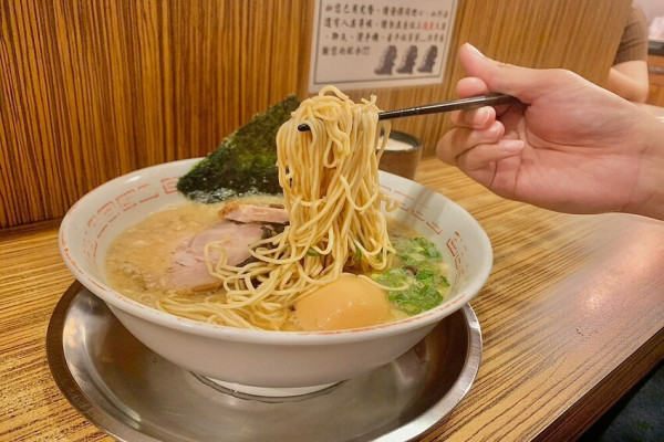 【台南美食】永康區排隊名店│俺の豚│濃厚豚骨拉麵│ラーメン│日式餐廳│超厚叉燒│停車方便