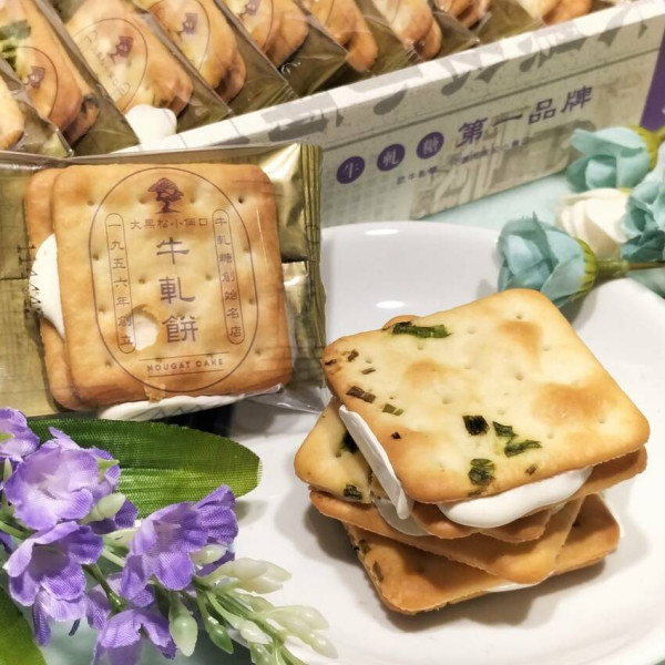 從第一顆花生牛軋糖，到現在已經超過六十年｜酥脆爽口的青蔥蘇打餅，夾上軟Q的牛軋糖內餡｜外酥內軟鹹甜交織｜大黑松小倆口牛軋餅禮盒