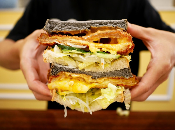 台中一中早午餐，大份量吐司疊疊樂，金黃豬排加上起司和花生醬超罪惡，沒想到皮蛋跟肉鬆這麼搭-嚐再食物所