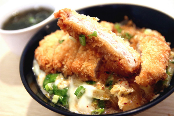 金老闆義日式料理．台中美食推薦｜好吃又平價的豬排蓋飯及咖哩飯，多種醬汁的義大利麵及焗烤!!有外送服務，上班族除了便當另一個好選擇!!比吃早餐及便當還便宜!!