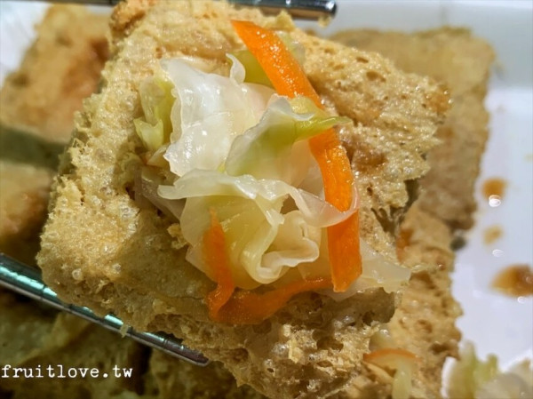 台中美食-在人激推的必吃臭豆腐，有夠外酥內嫩的！