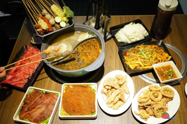 每串20元起！台北麻辣串串餐廳 籤王串麻鍋 四川噴香限量三秒牛嫩到懷疑人生？