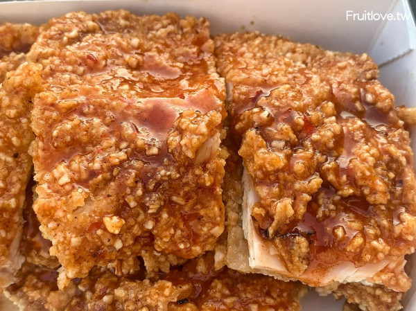 夜市排隊美食，先炸後烤再刷醬的燒烤雞排