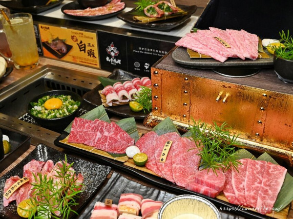 札卡燒肉｜台中浮誇輸送帶燒肉店在這裡，一個人也能爽爽吃燒肉，營業至凌晨一點