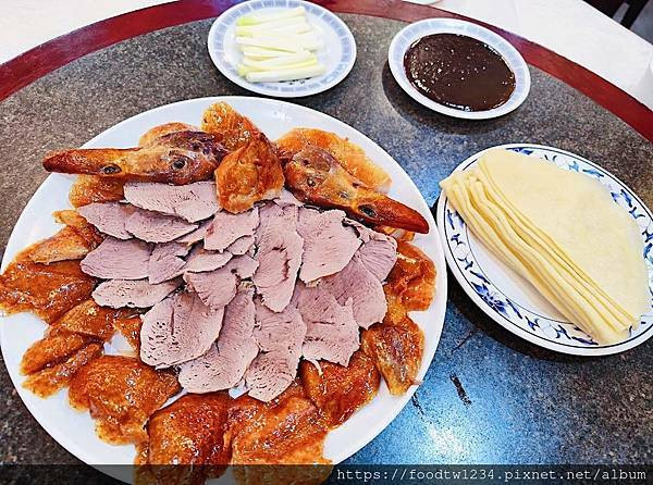 [台北中式]中正區中正紀念堂站「台北真北平餐廳」老字號打牙祭的美味餐館/北平烤鴨皮香肉嫩好好味/各式餅類也都有特色/附菜單