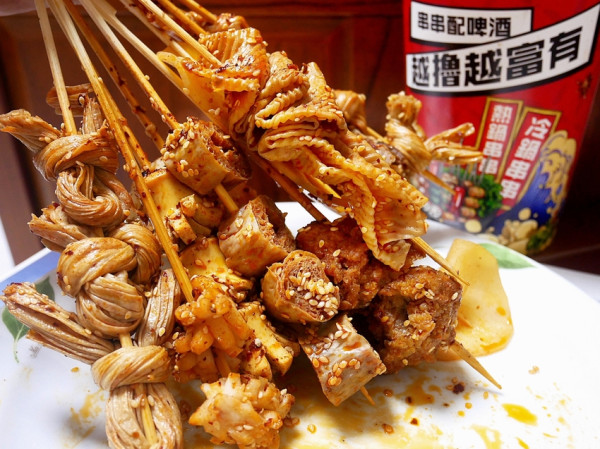 台中麻辣串串推薦，正統重慶口味香麻帶勁，沒有低消限制隨時都能來兩串