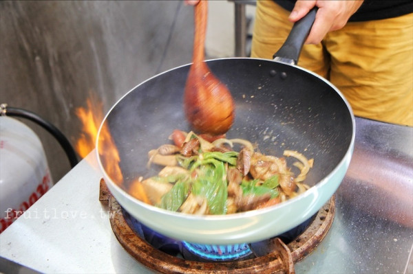 彰化縣北斗鎮北斗奠安宮旁的好吃滷味，除了冷滷味外，還可以選擇爆炒滷味，配飯或是下酒菜都很合適