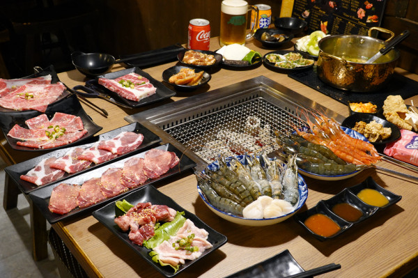 新北市蘆洲區燒肉控必吃的燒肉吃到飽-有生啤酒無限暢飲的昭和園炭火燒肉屋蘆洲店，可享受單點品質及豐盛自助吧的超值火烤兩吃