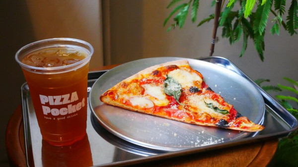 新竹市東區PIZZA POCKET – 近新竹大遠百的美式披薩專賣店，提供單片購買或20吋四拼口味披薩，推薦搭配套餐o(*^▽^*)┛