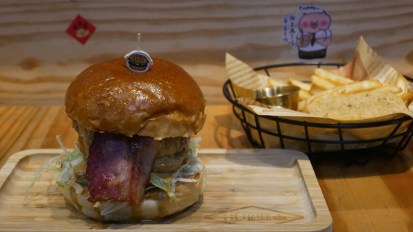 新竹市東區Buddy Burger Lab.美式手工漢堡 - 東門市場一樓攤位1093號，提供現點現做的手拍漢堡（＾∀＾●）ﾉｼ