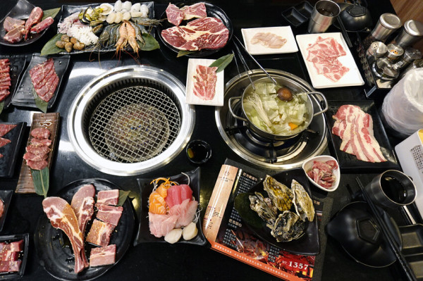 桃園市桃園區燒肉天花板，剝蝦、和牛、生魚片任你吃，竟然連寵物都有熟雞肉可吃，桃園匠夯無煙燒肉吃到飽最寵你