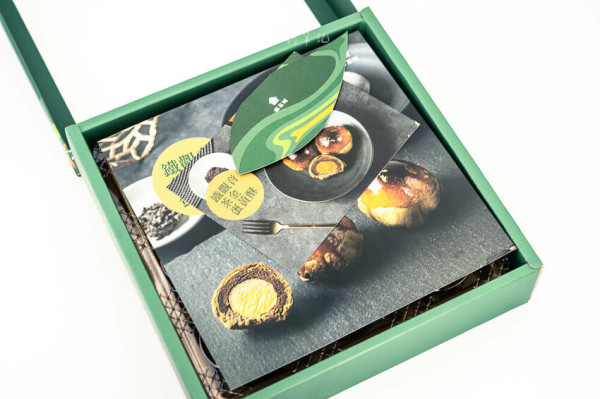 台北市中正區貓茶町蛋黃酥｜不一樣中秋禮盒！用鐵觀音製作一顆顆黑金蛋黃酥～