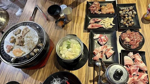 桃園平價燒肉吃到飽【99泰式燒烤火鍋】燒肉蛤蠣吃到飽只要389元/泰式奶茶冰淇淋無限享用/桃園後火車站旁/桃...