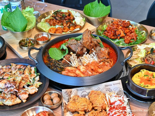 UNCLE-K馬鈴薯排骨火鍋｜台中首間店一開幕就排爆！來自韓國大叔的道地韓式火鍋，公益路美食推薦～ - 糖糖's...