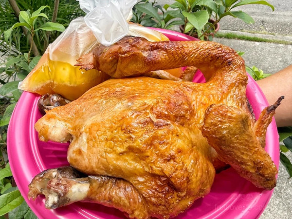 鐵皮屋裡飄出陣陣柴燒味，烤雞出爐香氣撲鼻，肉質鮮嫩又多汁