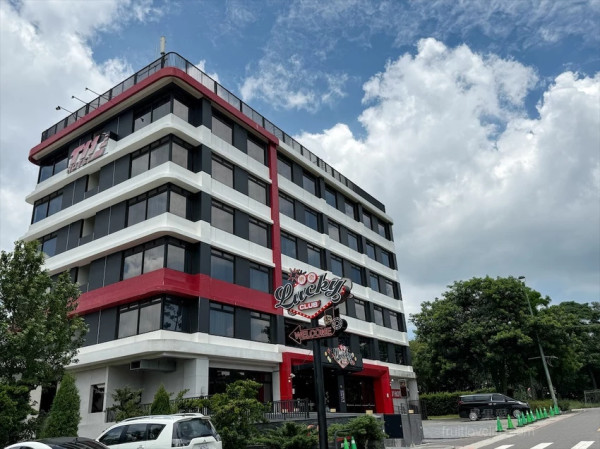 台中餐酒館，無論是大人系的遊樂場、聚餐看賽事還是品嚐美食，這裡通通都有