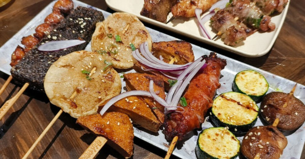 宜蘭羅東宵夜推薦！路邊烤肉超Chill的露營風，烤肉現烤串燒聚餐開吃。