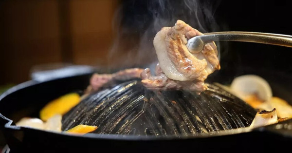 北海道烤羊肉名店！旭川成吉思汗大黑屋插旗雙連站，大黑拼盤羊肉必吃。