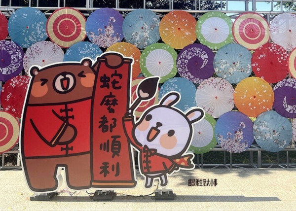 2025員林燈會必拍亮點！靈蛇主燈 兔兔超人打卡點和美食攤位都要逛。