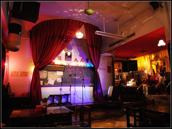 台中制服餐廳---好望國民小學，闔家光臨的夜店體驗。