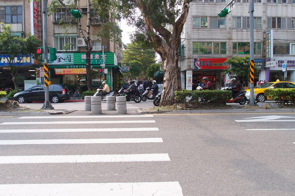 ＜邀約＞【台北大安】Mr.Smile 微笑先生－超香濃的花生醬漢堡！                
      