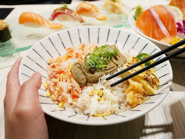 台中文心路定食、壽司，多種日式餐點口味超豐富，大推松葉蟹丼是我的愛，壽司也都好好吃!想吃日食這邊找-御閣手作すし