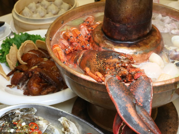 南和北方館│冬季限定＂豪華龍蝦海鮮酸菜白肉鍋＂，整隻龍蝦入料，4人用餐平均1人只要200多～