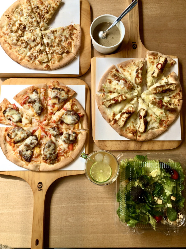 新竹美食。Family Pizza手工窯烤比薩 光復店。新竹創意比薩口味龍頭教主。麻辣臭豆腐比薩。三星蔥鴨賞比薩。剝皮辣椒肉比薩[Miss 飛妮]