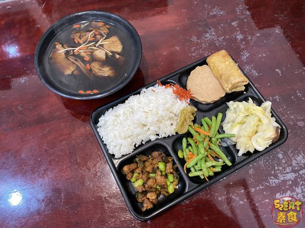 台中東區素蔬食》客家素食菜單價位大公開！料好實在傳承道地客家風味的美味素食~台中旱溪夜市必吃美食小吃餐廳推薦。