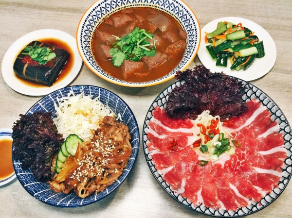 台中西區牛肉麵｜牛谷飲食店-牛肉麵專賣。現切現川燙牛肉麵超威，美國choice無骨牛小排！